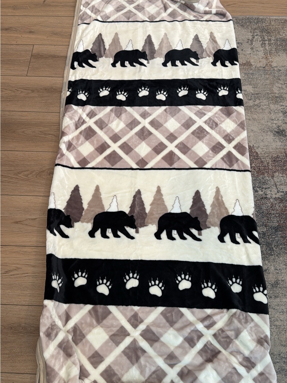 Cozy Bear Pattern Plush Throw Blanket - Taupe / Black